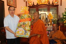 Chủ tịch Mặt trận thăm, tặng quà các vị sư sãi tại Trà Vinh