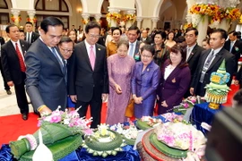 Thủ tướng Nguyễn Tấn Dũng cùng Phu nhân và Thủ tướng Thái Lan Prayuth Chan-o-cha cùng Phu nhân thăm các gian hàng thủ công mỹ nghệ Thái Lan. (Ảnh: Đức Tám/TTXVN)