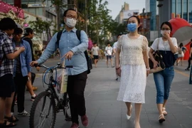 Người dân Hàn Quốc đeo khẩu trang để phòng tránh lây nhiễm MERS tại thủ đô Seoul. (Ảnh: AFP/TTXVN)