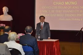 Bí thư Thành ủy Hà Nội Phạm Quang Nghị phát biểu tại buổi gặp gỡ cộng đồng người Việt Nam tại Pháp tối 20/6. (Ảnh: Bích Hà/Vietnam+) 