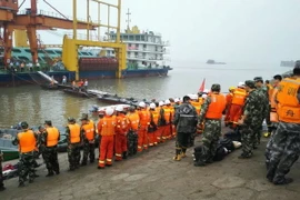 Lực lượng cứu hộ làm việc tại hiện trường vụ chìm tàu. (Ảnh: THX/TTXVN)