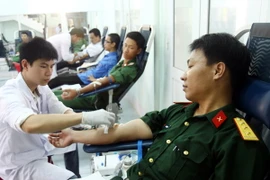Lực lượng đoàn viên thanh niên tham gia hiến máu tình nguyện. (Ảnh: Hồ Cầu/TTXVN)