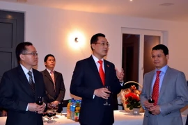 Đại sứ Nguyễn Trung Thành (giữa), Trưởng Phái đoàn Việt Nam bên cạnh LHQ, WTO và các tổ chức quốc tế khác tại Geneva. (Ảnh: Tố Uyên/TTXVN)