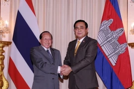 Thủ tướng Thái Lan Prayut Chan-o-Cha (phải) và Phó Thủ tướng, Ngoại trưởng Campuchia Hor Namhong. (Ảnh: THX/TTXVN)