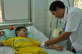 Bé Hoàng đang được các bác sỹ tích cực điều trị tại Bệnh viện. (Ảnh: Đậu Tất Thành/TTXVN)