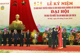 Chủ tịch nước Trương Tấn Sang trao tặng Huân chương Hồ Chí Minh cho ngành Tòa án Nhân dân. (Ảnh: Nguyễn Khang/TTXVN)