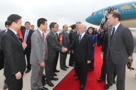 Cán bộ, nhân viên Đại sứ quán và đại diện cộng đồng người Việt tại Hoa Kỳ đón Tổng Bí thư Nguyễn Phú Trọng. (Ảnh: Trí Dũng/TTXVN)