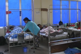 Các bệnh nhân đang được điều trị tại Bệnh viện Đa khoa Lâm Đồng. (Ảnh: Đặng Tuấn/TTXVN)