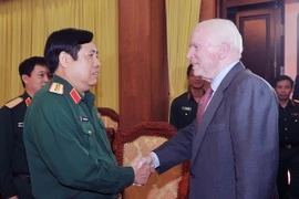 Đại tướng Phùng Quang Thanh, Bộ trưởng Bộ Quốc phòng tiếp Thượng Nghị sỹ Mỹ John McCain. (Ảnh: Trọng Đức/TTXVN)