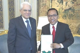 Tông thống Italy trao Huân chương công trạng cho Đại sứ Việt Nam tại Italy Nguyễn Hoàng Long. (Nguồn: Phủ Tổng thống Italy)