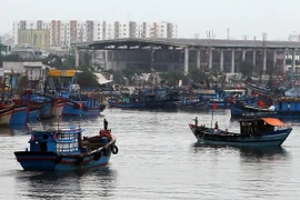 Tàu thuyền di chuyển về neo đậu tránh bão. (Ảnh: Trần Lê Lâm/TTXVN)