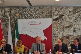 Chủ tịch Ủy ban Trung ương Mặt trận Tổ quốc Việt Nam Nguyễn Thiện và Đại sứ Việt Nam tại Italy Nguyễn Hoàng Long tham dự Hội thảo. (Anh: Đức Hòa/Vietnam+)