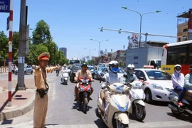 Cảnh sát giao thông đội 4, Công an Hà Nội làm nhiệm vụ phân luồng giao thông. (Ảnh minh họa: Doãn Tấn/TTXVN)