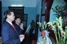 Thủ tướng đến dâng hương tưởng niệm Chủ tịch Hồ Chí Minh