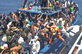 Cứu những người di cư ngoài khơi bờ biển Libya. (Ảnh: AFP/TTXVN)