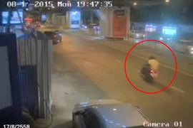 Camera an ninh ghi lại hình ảnh nghi phạm chính trong vụ đánh bom (giữa, áo vàng) đi xe máy khỏi khu vực đền Erawan chỉ vài phút trước khi xảy ra vụ nổ ngày 17/8 vừa qua. (Ảnh: AFP/TTXVN)