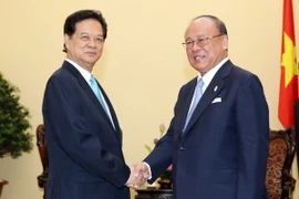 Thủ tướng Nguyễn Tấn Dũng và Cố vấn đặc biệt Liên minh nghị sỹ hữu nghị Nhật-Việt Tsutomu Takebe. (Ảnh: Đức Tám/TTXVN)