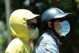 Những ''Ninza'' trên đường phố Hà Nội trong những ngày nắng nóng. (Ảnh: Phạm Kiên/TTXVN)