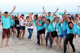 Các bạn trẻ hào hứng tham gia các hoạt động tại ngày hội du lịch biển Đà Nẵng. (Ảnh minh họa: Trần Lê Lâm/TTXVN)
