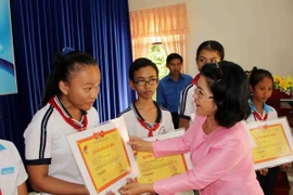 Long An: Trao 400 suất học bổng cho học sinh nghèo hiếu học