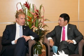 Phó Thủ tướng, Bộ trưởng Ngoại giao Phạm Bình Minh gặp song phương Bộ trưởng Ngoại giao Norway Boerge Brende. (Ảnh: Kim Dung-Chí Giáp/Vietnam+)
