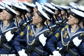 Hải quân Nga trong buổi lễ tổng duyệt trên Quảng trường Đỏ ngày 7/5 vừa qua, chuẩn bị cho lễ diễu binh. (Ảnh: AFP/TTXVN)