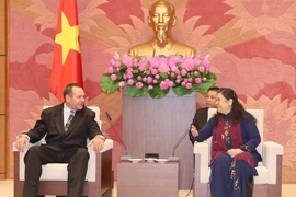 Phó Chủ tịch Quốc hội Tòng Thị Phóng và Trưởng ban Lương thực và Nông nghiệp Đảng cộng sản Cuba Santiago Perez Castellanos. (Ảnh: Phương Hoa/TTXVN)