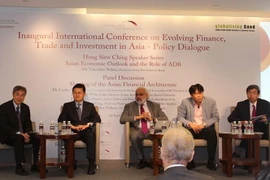 Chủ tịch Ngân hàng Phát triển châu Á (ADB) Takehiko Nakao (ngoài cùng bên phải) cùng các diễn giả tại hội thảo. (Ảnh: Mỹ Bình/Vietnam+) 