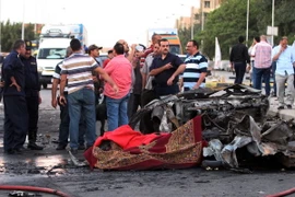 Cảnh sát Ai Cập điều tra tại hiện trường vụ nổ gần một trạm cảnh sát ở tỉnh Giza, gần thủ đô Cairo. (Ảnh: THX/TTXVN)