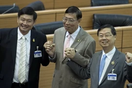 Chủ tịch NLA Pornpetch Wichitcholchai - đứng giữa. (Ảnh: AFP/TTXVN)