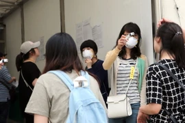 Kiểm tra thân nhiệt đề phòng MERS tại thành phố Busan ngày 27/6 vừa qua. (Ảnh: Yonhap/TTXVN)