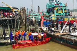 Nhóm cứu hộ Malaysia chuyển thi thể nạn nhân vụ chìm tàu ở Sabak Bernam ngày 3/9. (Ảnh: AFP/TTXVN)