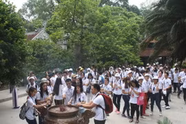 Thanh niên, sinh viên kiều bào tiêu biểu dâng hương tại chùa Thiền Quang, Khu di tích lịch sử Đền Hùng. (Ảnh:Tạ Toàn/TTXVN)