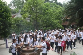 Thanh niên, sinh viên kiều bào tiêu biểu dâng hương tại chùa Thiền Quang, Khu di tích lịch sử Đền Hùng. (Ảnh:Tạ Toàn/TTXVN)
