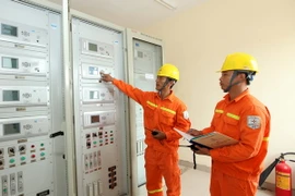 Kiểm tra thông số kỹ thuật các thiết bị trạm biến áp sau khi đóng điện. (Ảnh minh họa: Ngọc Hà/TTXVN)