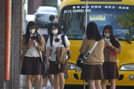 Đeo khẩu trang phòng ngừa virus MERS tại Pyeongtaek ngày 3/6 vừa qua. (Ảnh: THX/TTXVN)