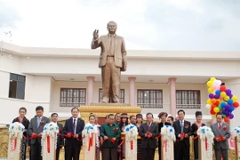 Quang cảnh lễ cắt băng khánh thành và bàn giao Trường Chính trị - Hành chính tỉnh Huaphanh. (Ảnh: Phạm Kiên/TTXVN)