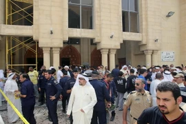 Lực lượng an ninh Kuwait tập trung bên ngoài nhà thờ Al-Imam al-Sadeq sau vụ đánh bom. (Ảnh: AFP/TTXVN)