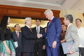Tổng Bí thư Nguyễn Phú Trọng tiếp cựu Tổng thống Mỹ Bill Clinton đang thăm và làm việc tại Việt Nam. (Ảnh: Trí Dũng/TTXVN)