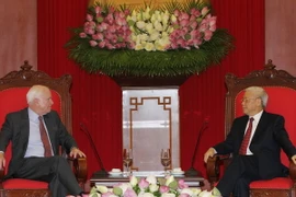 Tổng Bí thư Nguyễn Phú Trọng tiếp Thượng nghị sỹ Mỹ John McCain. (Ảnh: Trí Dũng/TTXVN)