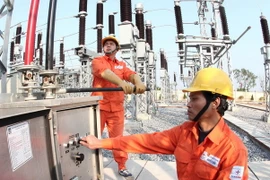 Vận hành cấp điện cho các phụ tải ở huyện Hoài Đức và Từ Liêm của Hà Nội. (Ảnh: Ngọc Hà/TTXVN)