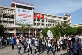 Thí sinh hoàn thành môn thi Vật lý tại điểm thi Trường Đại học Vinh, thành phố Vinh, tỉnh Nghệ An. (Ảnh: Thanh Tùng/TTXVN)