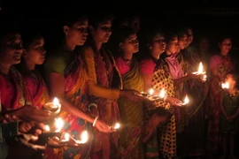 Người dân Banladssh thắp nến tại lễ kỷ niệm ở Panchgarh ngày 1/8. (Ảnh: THX/TTXVN)