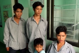 Những người dân có triệu chứng như bệnh bạch hầu đang đựợc điều trị tại Trung tâm Y tế huyện Phước Sơn. (Ảnh: Đỗ Trưởng/TTXVN)