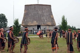 Khách nước ngoài đón Tết trong không gian văn hóa Tây Nguyên