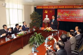 Thủ tướng thăm, chúc Tết cán bộ Ngân hàng Chính sách xã hội 