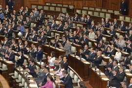 Thượng viện Nhật Bản nhất trí lùi thời hạn tăng thuế tiêu dùng