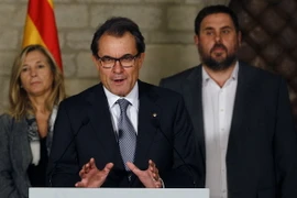 Lãnh đạo chính quyền xứ Catalonia Artur Mas (giữa). (Ảnh: AFP/TTXVN)