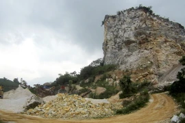 Khai thác đá ở xã Tuân Lộ, huyện Sơn Dương, tỉnh Tuyên Quang. (Ảnh: Văn Tý/TTXVN)