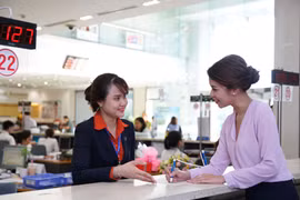 Khách hàng giao dịch tại Sacombank. (Nguồn: Sacombank)